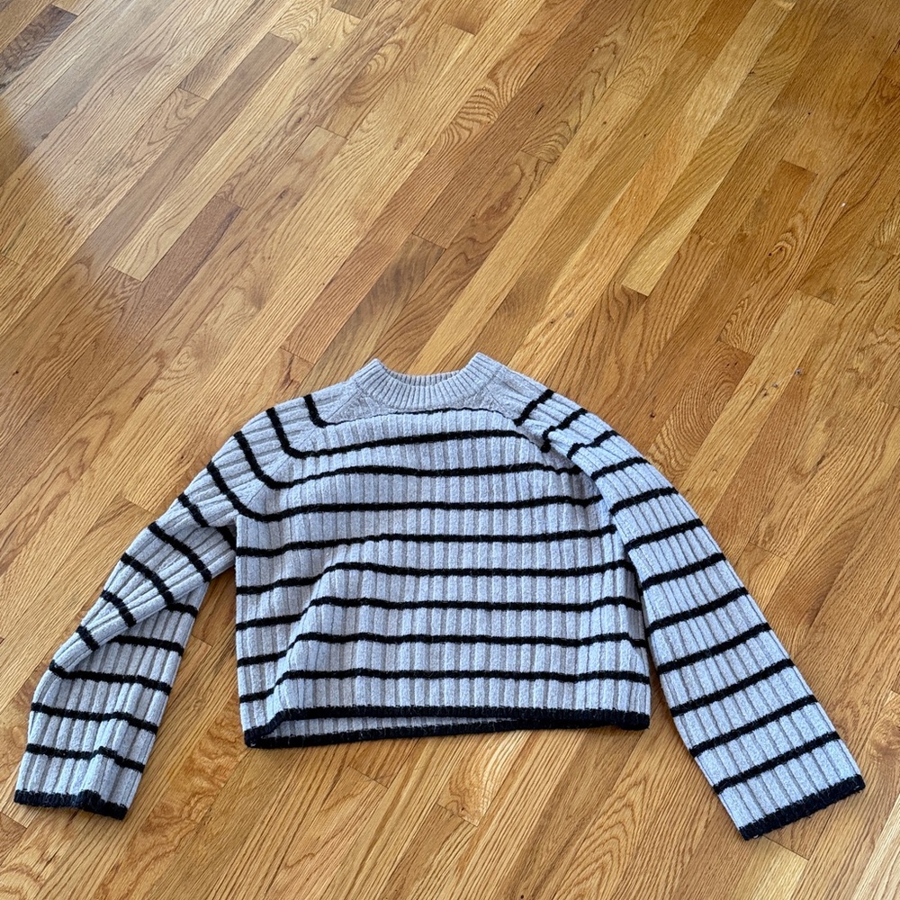 H&M Cropped Ribbed Crewneck Sweater in Light Gray and Black Stripes